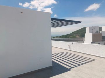 Se Vende Casa en Juriquilla, 3 Recamaras, Jardín, 2.5 Baños, Roof Garden, LUJO!
