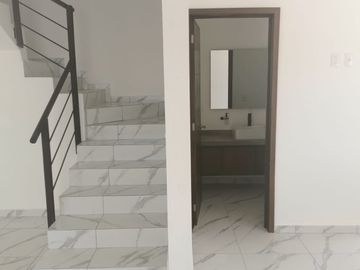 Se Vende Casa en Juriquilla, 3 Recamaras, Jardín, 2.5 Baños, Roof Garden, LUJO!