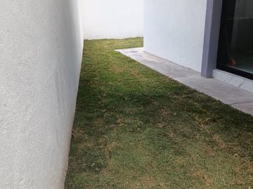 Se Vende Casa en Juriquilla, 3 Recamaras, Jardín, 2.5 Baños, Roof Garden, LUJO!