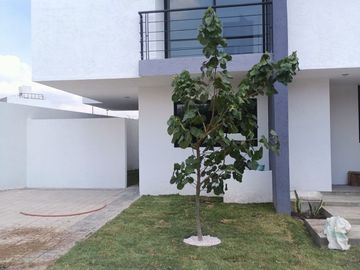 Se Vende Casa en Juriquilla, 3 Recamaras, Jardín, 2.5 Baños, Roof Garden, LUJO!