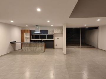 Linda Casa en Real de Juriquilla con Alberca Propia, Roof Garden, Jardín..