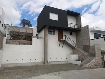 Linda Casa en Real de Juriquilla con Alberca Propia, Roof Garden, Jardín..