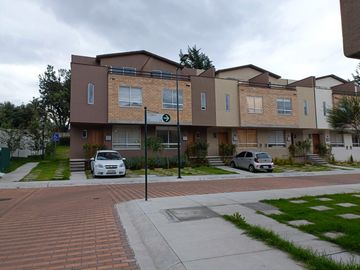 SE VENDE CASA DE 3 HABITACIONES EN EL VALLE DE LOS CHILLOS