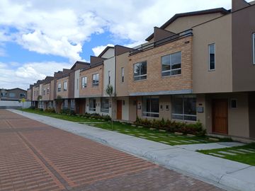 SE VENDE CASA DE 3 HABITACIONES EN EL VALLE DE LOS CHILLOS