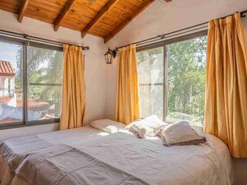 VENTA CASA LARENA 5 dorm, doble lote vista al Golf