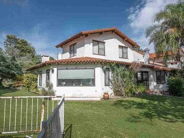 VENTA CASA LARENA 5 dorm, doble lote vista al Golf
