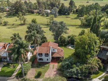 VENTA CASA LARENA 5 dorm, doble lote vista al Golf