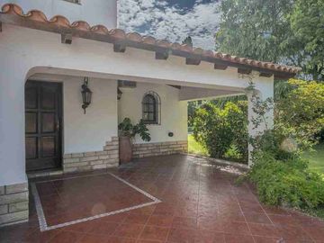 VENTA CASA LARENA 5 dorm, doble lote vista al Golf