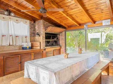 VENTA CASA LARENA 5 dorm, doble lote vista al Golf