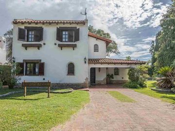 VENTA CASA LARENA 5 dorm, doble lote vista al Golf