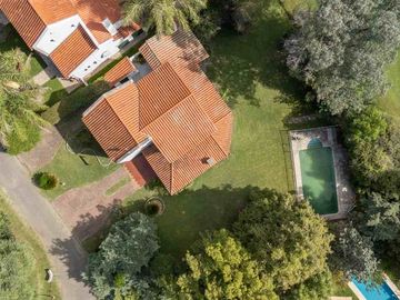 VENTA CASA LARENA 5 dorm, doble lote vista al Golf