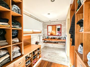 Casa en Venta, Elegante, Funcional y en Perfecto Estado en las Lomas de San Isidro