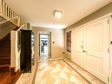 Casa en Venta, Elegante, Funcional y en Perfecto Estado en las Lomas de San Isidro