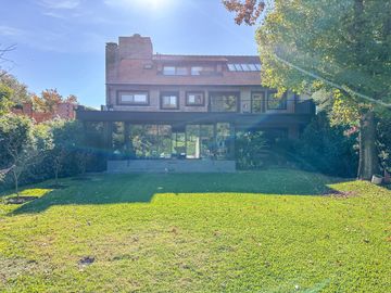 Casa en Venta, Elegante, Funcional y en Perfecto Estado en las Lomas de San Isidro
