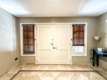 Casa en Venta, Elegante, Funcional y en Perfecto Estado en las Lomas de San Isidro