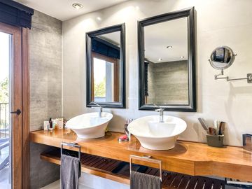 Casa en Venta, Elegante, Funcional y en Perfecto Estado en las Lomas de San Isidro