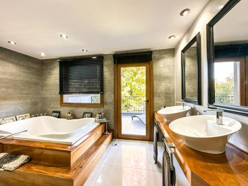 Casa en Venta, Elegante, Funcional y en Perfecto Estado en las Lomas de San Isidro