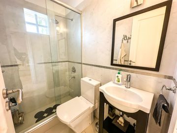 Casa en Venta, Elegante, Funcional y en Perfecto Estado en las Lomas de San Isidro