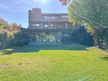 Casa en Venta, Elegante, Funcional y en Perfecto Estado en las Lomas de San Isidro