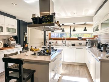 Casa en Venta, Elegante, Funcional y en Perfecto Estado en las Lomas de San Isidro
