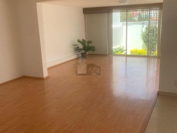Casa remodelada en venta ubicada en la 4 sección de Lomas Verdes