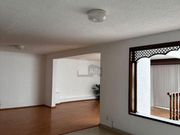 Casa remodelada en venta ubicada en la 4 sección de Lomas Verdes