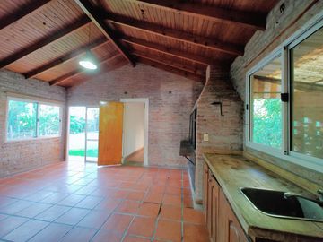 Casa en venta chalet 4 dormitorios con piscina barrio cerrado Maschwitz paredes dobles de ladrillo.