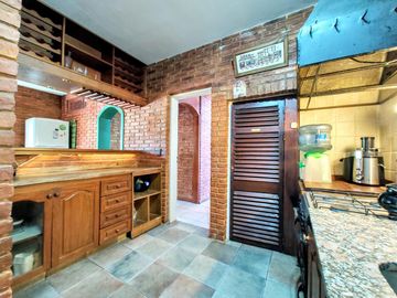 Casa en venta chalet 4 dormitorios con piscina barrio cerrado Maschwitz paredes dobles de ladrillo.