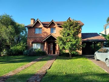 Casa en venta chalet 4 dormitorios con piscina barrio cerrado Maschwitz paredes dobles de ladrillo.
