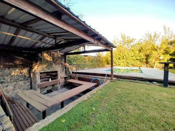 Casa en venta chalet 4 dormitorios con piscina barrio cerrado Maschwitz paredes dobles de ladrillo.
