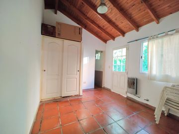 Casa en venta chalet 4 dormitorios con piscina barrio cerrado Maschwitz paredes dobles de ladrillo.