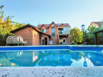 Casa en venta chalet 4 dormitorios con piscina barrio cerrado Maschwitz paredes dobles de ladrillo.