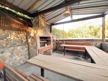 Casa en venta chalet 4 dormitorios con piscina barrio cerrado Maschwitz paredes dobles de ladrillo.