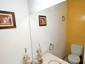 Casa en venta chalet 4 dormitorios con piscina barrio cerrado Maschwitz paredes dobles de ladrillo.