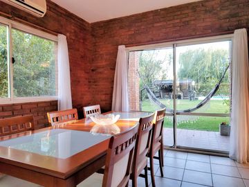 Casa en venta chalet 4 dormitorios con piscina barrio cerrado Maschwitz paredes dobles de ladrillo.