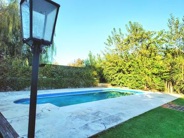 Casa en venta chalet 4 dormitorios con piscina barrio cerrado Maschwitz paredes dobles de ladrillo.