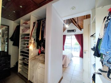 Casa en venta chalet 4 dormitorios con piscina barrio cerrado Maschwitz paredes dobles de ladrillo.
