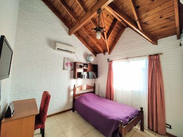 Casa en venta chalet 4 dormitorios con piscina barrio cerrado Maschwitz paredes dobles de ladrillo.