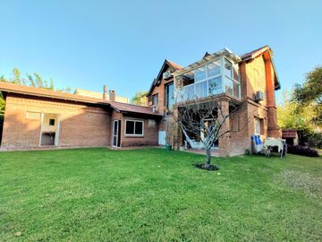 Casa en venta chalet 4 dormitorios con piscina barrio cerrado Maschwitz paredes dobles de ladrillo.