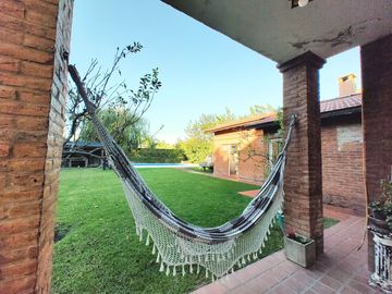 Casa en venta chalet 4 dormitorios con piscina barrio cerrado Maschwitz paredes dobles de ladrillo.