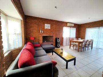 Casa en venta chalet 4 dormitorios con piscina barrio cerrado Maschwitz paredes dobles de ladrillo.