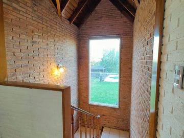 Casa en venta chalet 4 dormitorios con piscina barrio cerrado Maschwitz paredes dobles de ladrillo.