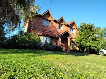Casa en venta chalet 4 dormitorios con piscina barrio cerrado Maschwitz paredes dobles de ladrillo.