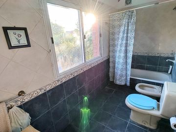 Casa en venta chalet 4 dormitorios con piscina barrio cerrado Maschwitz paredes dobles de ladrillo.