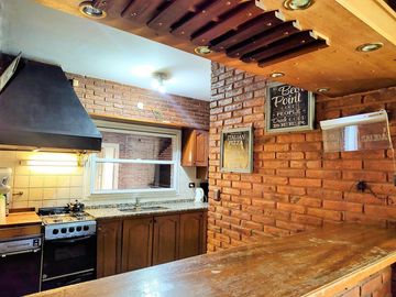Casa en venta chalet 4 dormitorios con piscina barrio cerrado Maschwitz paredes dobles de ladrillo.