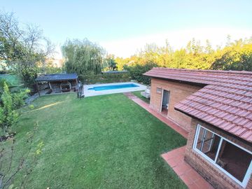 Casa en venta chalet 4 dormitorios con piscina barrio cerrado Maschwitz paredes dobles de ladrillo.