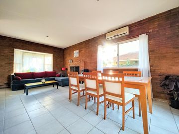 Casa en venta chalet 4 dormitorios con piscina barrio cerrado Maschwitz paredes dobles de ladrillo.