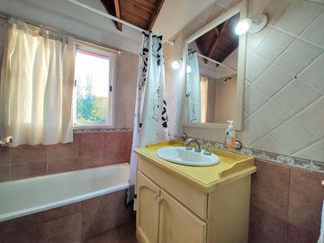 Casa en venta chalet 4 dormitorios con piscina barrio cerrado Maschwitz paredes dobles de ladrillo.