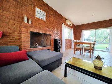 Casa en venta chalet 4 dormitorios con piscina barrio cerrado Maschwitz paredes dobles de ladrillo.
