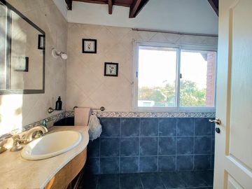 Casa en venta chalet 4 dormitorios con piscina barrio cerrado Maschwitz paredes dobles de ladrillo.